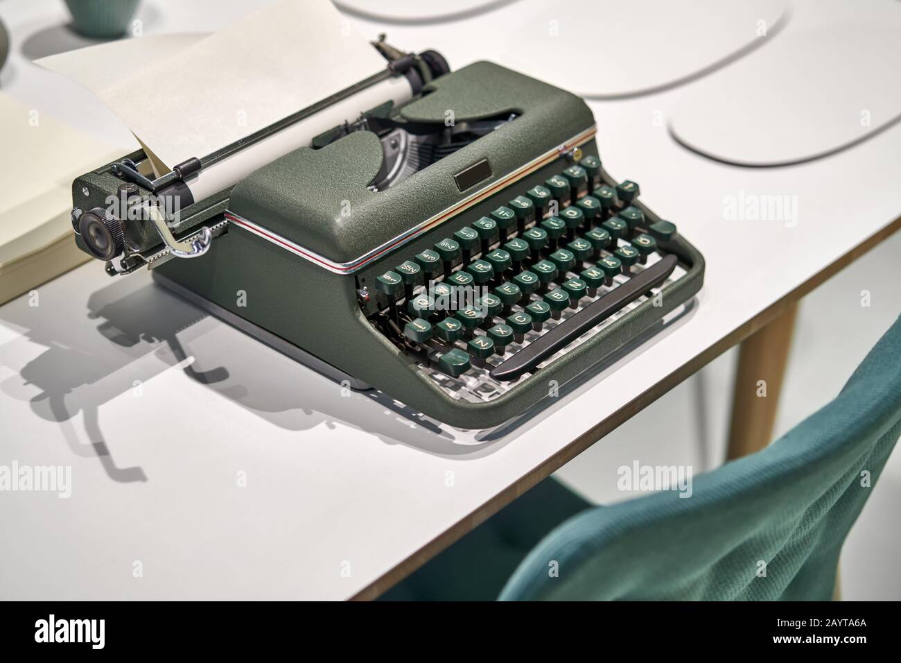 Machine à écrire ancienne avec feuille sur la table lumineuse à l'intérieur Banque D'Images