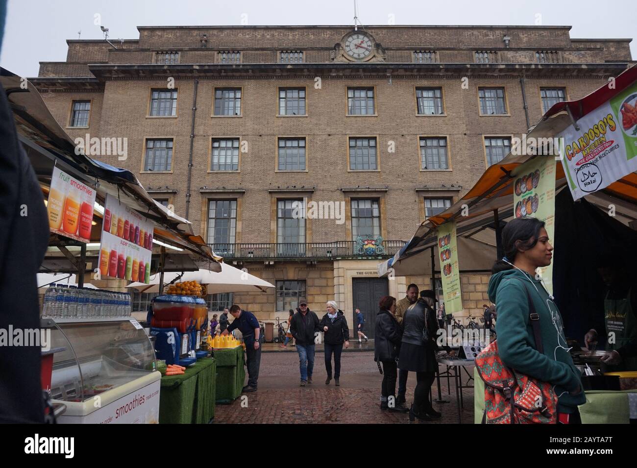 Cambridge Market Square avec le Guildhall derrière, Angleterre Royaume-Uni Banque D'Images