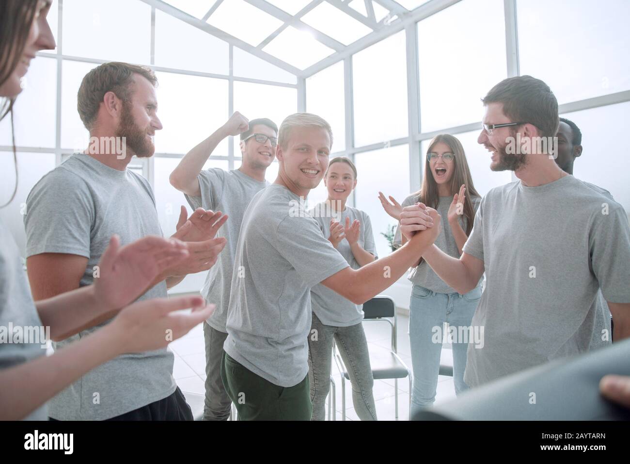 Deux dirigeants debout dans le cercle du groupe de contact Banque D'Images