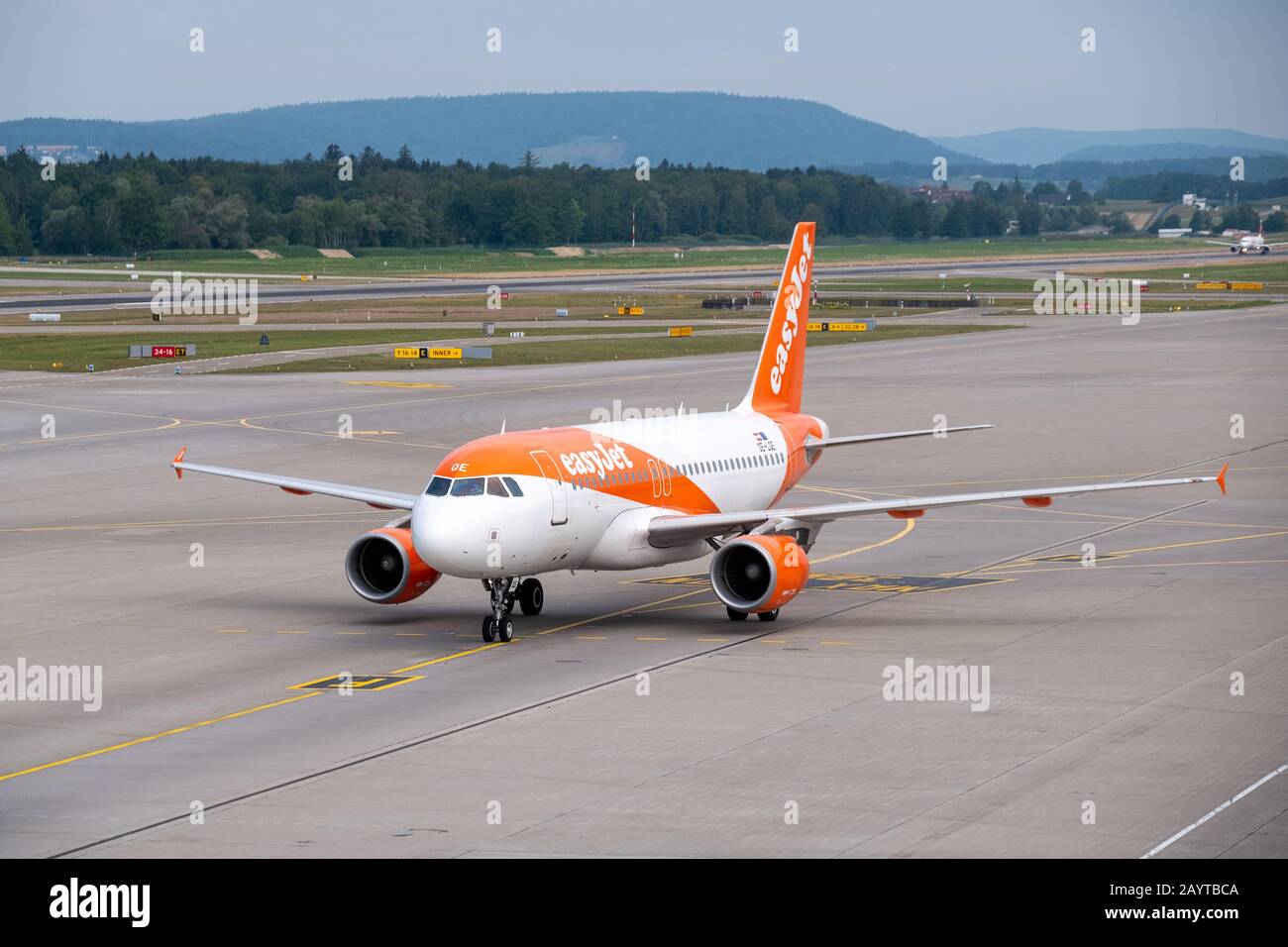 L'avion d'easyJet Airline Company se prépare au décollage Banque D'Images