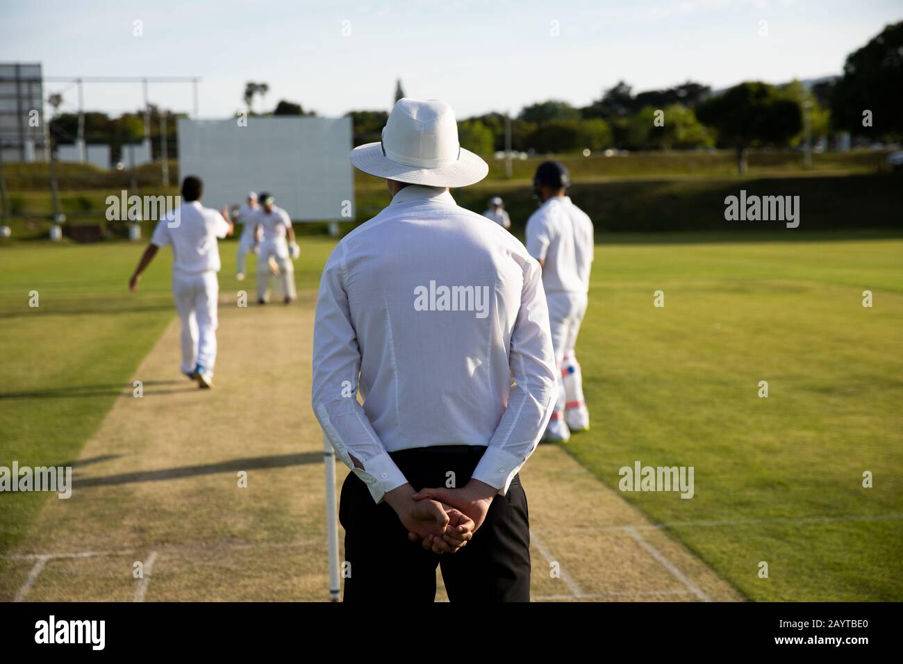 Le juge-arbitre de cricket regarde les joueurs pendant le match Banque D'Images