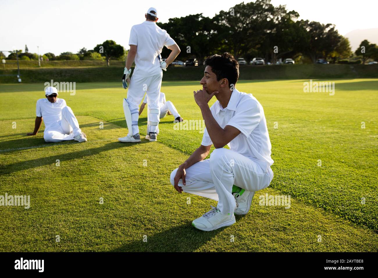 Joueurs de cricket reposant sur le terrain après un match Banque D'Images