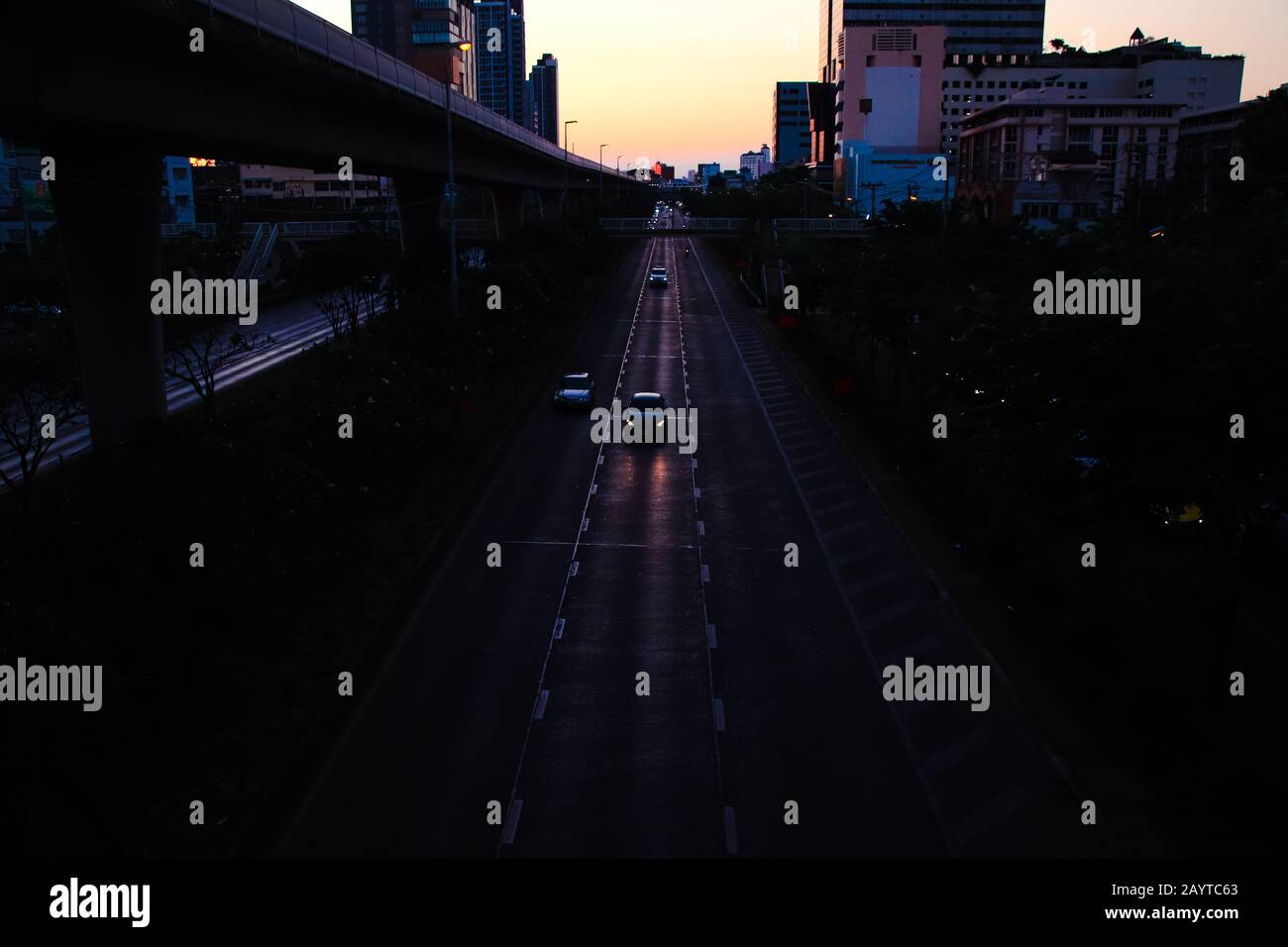 Vue sur la rue Bangkok City après la tombée de la nuit en lui donnant un thème cinématographique et une atmosphère Banque D'Images