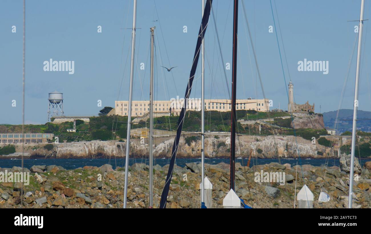Île d'Alcatraz et prison derrière les voiliers, vue depuis Yacht Harbor dans le quartier de Marina. Site historique national des États-Unis dans la baie de San Francisco. Banque D'Images