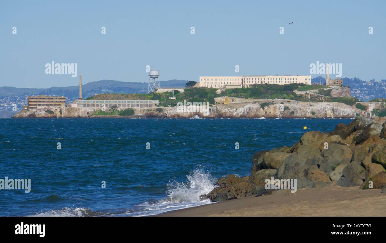 Côté ouest de l'île d'Alcatraz et de la prison, vue de Crissy Field East Beach dans le quartier de Marina. Site historique national des États-Unis dans la baie de San Francisco. Banque D'Images