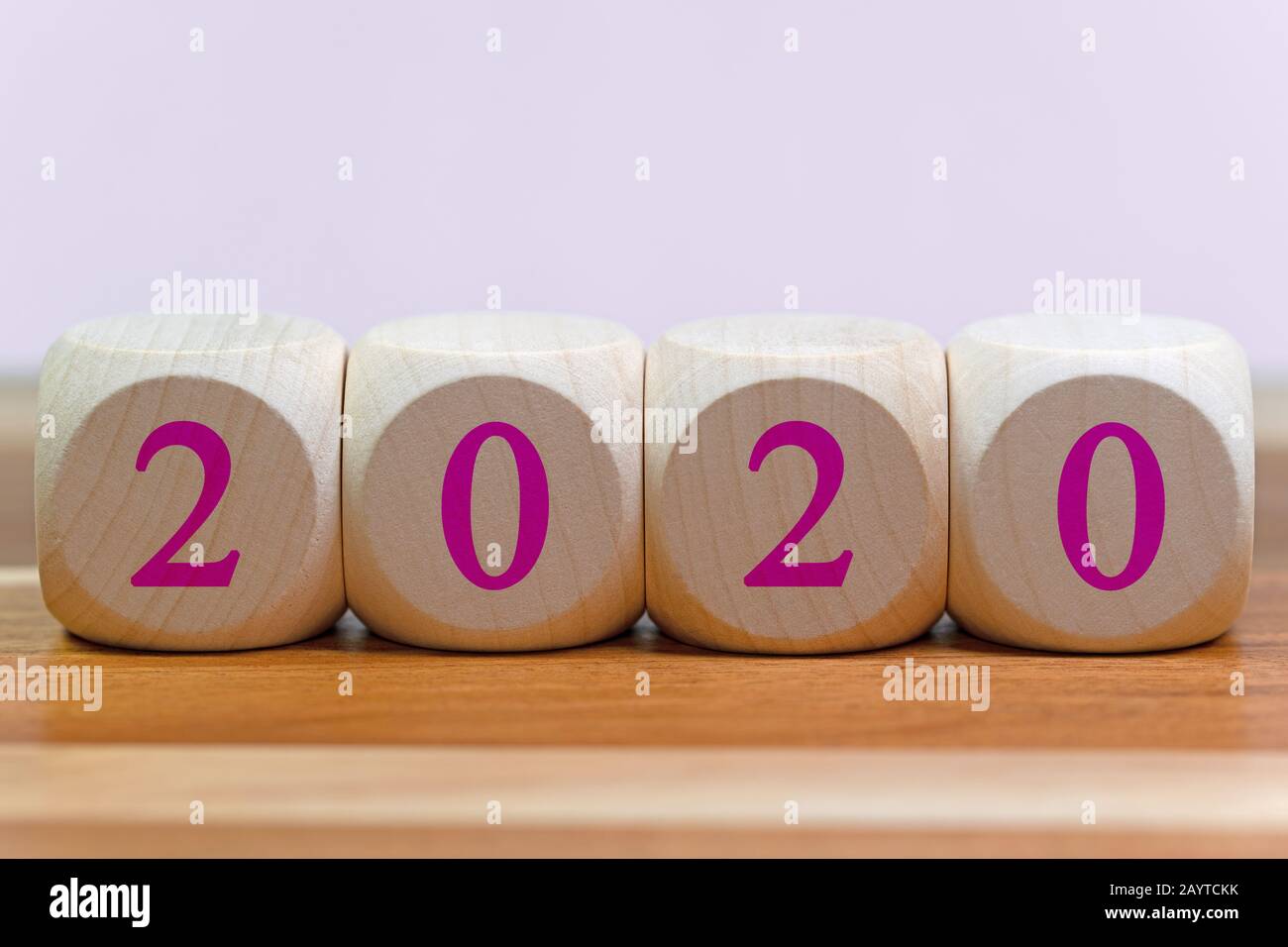 Quatre cubes de bois avec l'année 2020 Banque D'Images