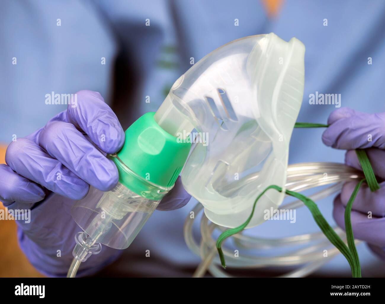 L'infirmière prépare le masque à oxygène dans une image conceptuelle de