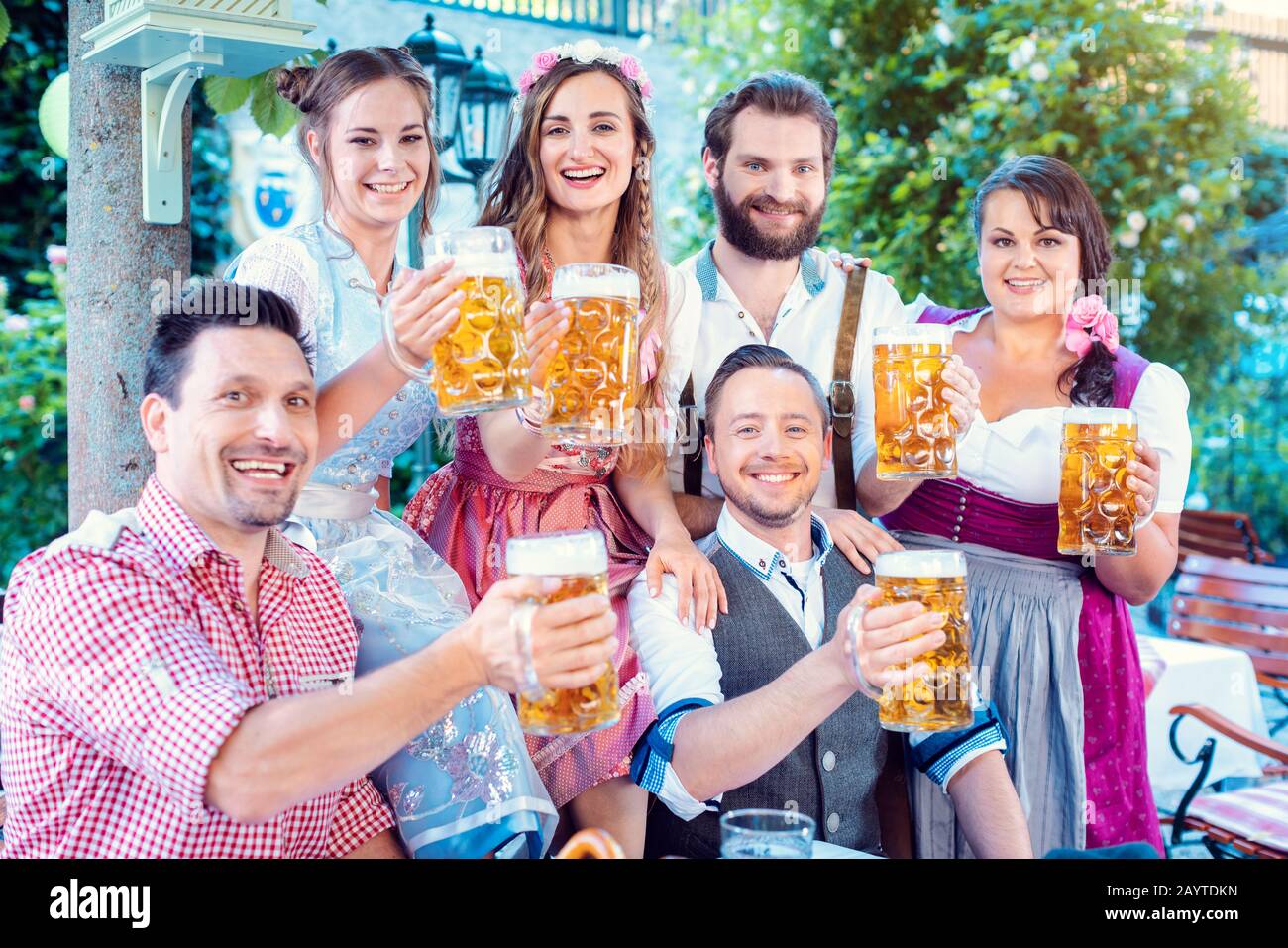 Groupe de joyeux gens qui boivent de la bière regardant dans l'appareil photo Banque D'Images