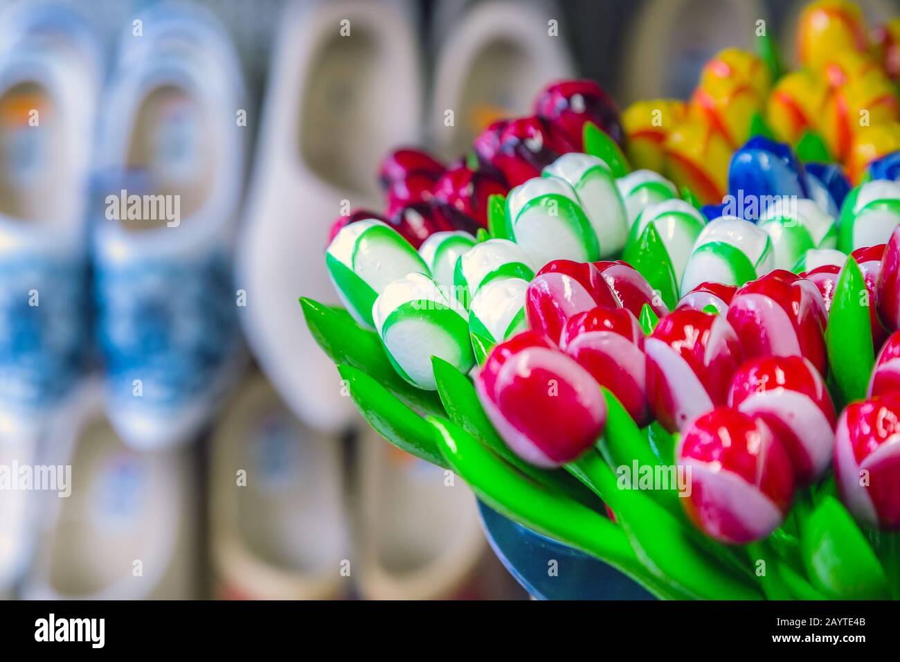 Symbole Hollande tulipes souvenirs colorées et chaussures en bois  traditionnelles néerlandaises ou sabots à vendre dans les magasins  d'Amsterdam, Pays-Bas Photo Stock - Alamy