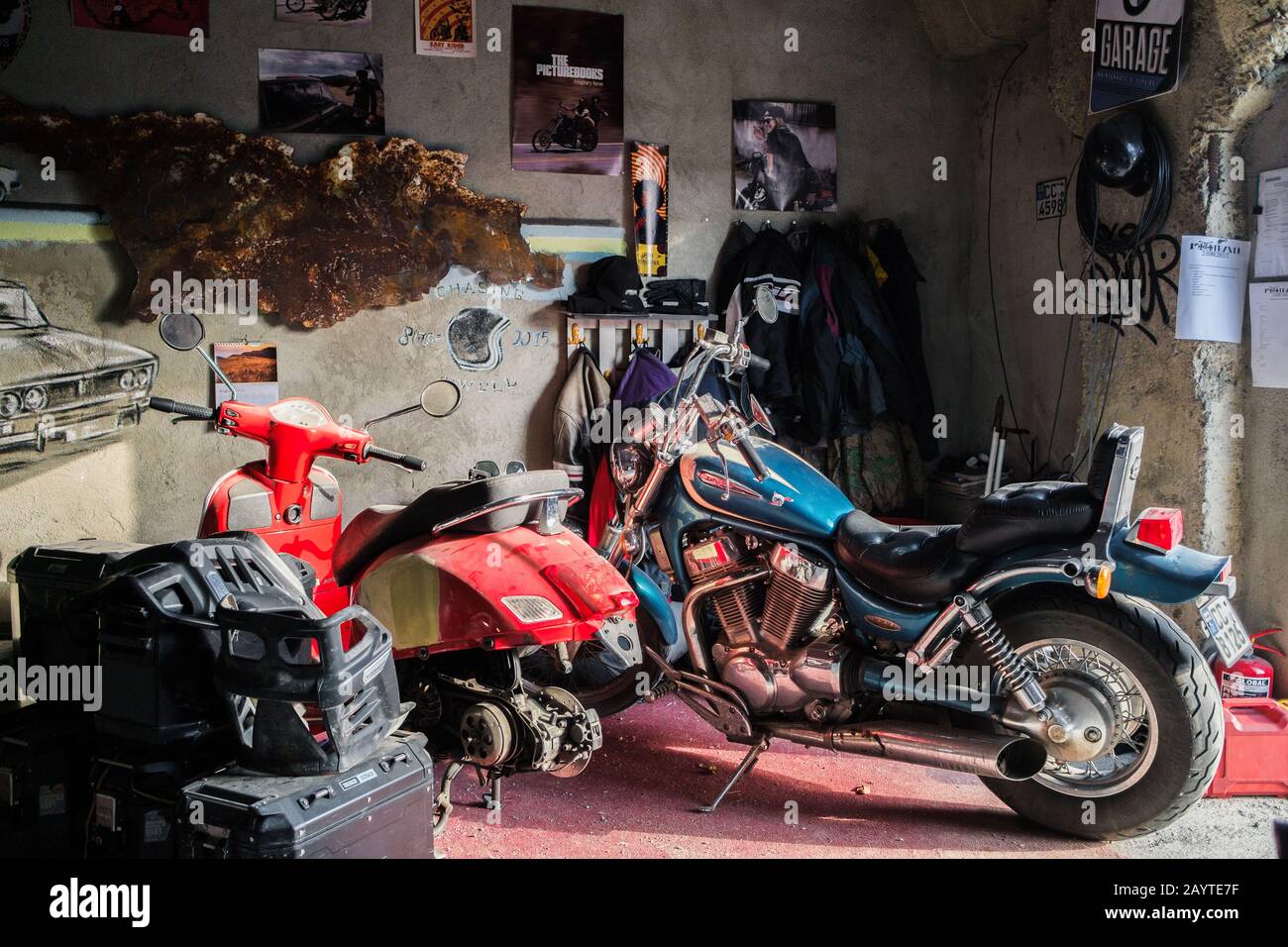 Construction mécanique de la moto de style vintage dans un garage  personnalisé Photo Stock - Alamy