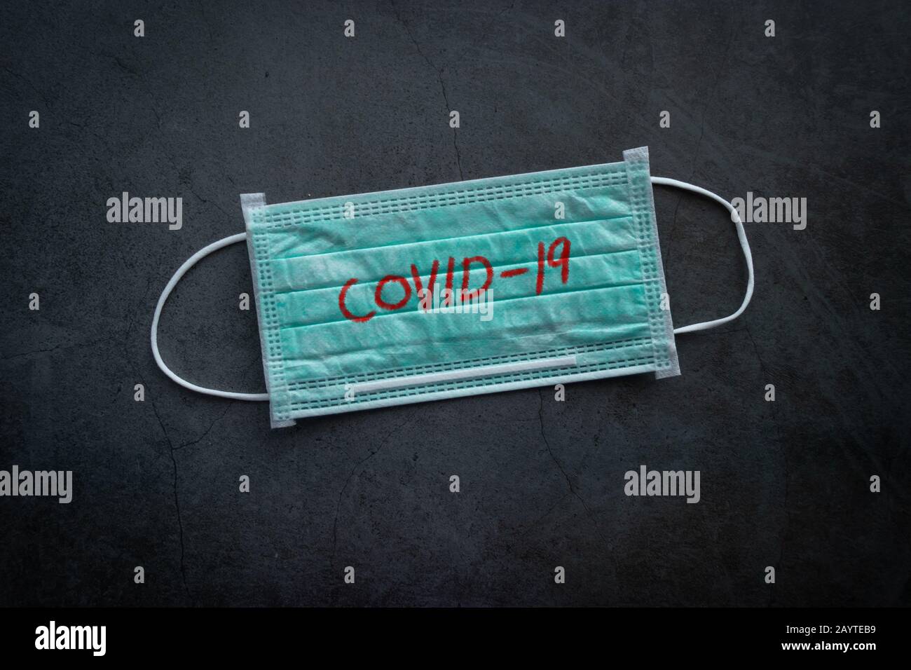 Masque médical, masque de protection avec texte COVID-19. Situation de l'épidémie de coronavirus chinois. Roman coronavirus COVID-19, concept du virus WUHAN. Banque D'Images