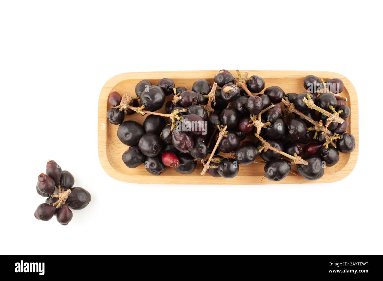 Syzygium cumini, prune noire, jamun ou Syzygium cumini dans une plaque carrée en bois isolée sur fond blanc avec chemin de découpe Banque D'Images