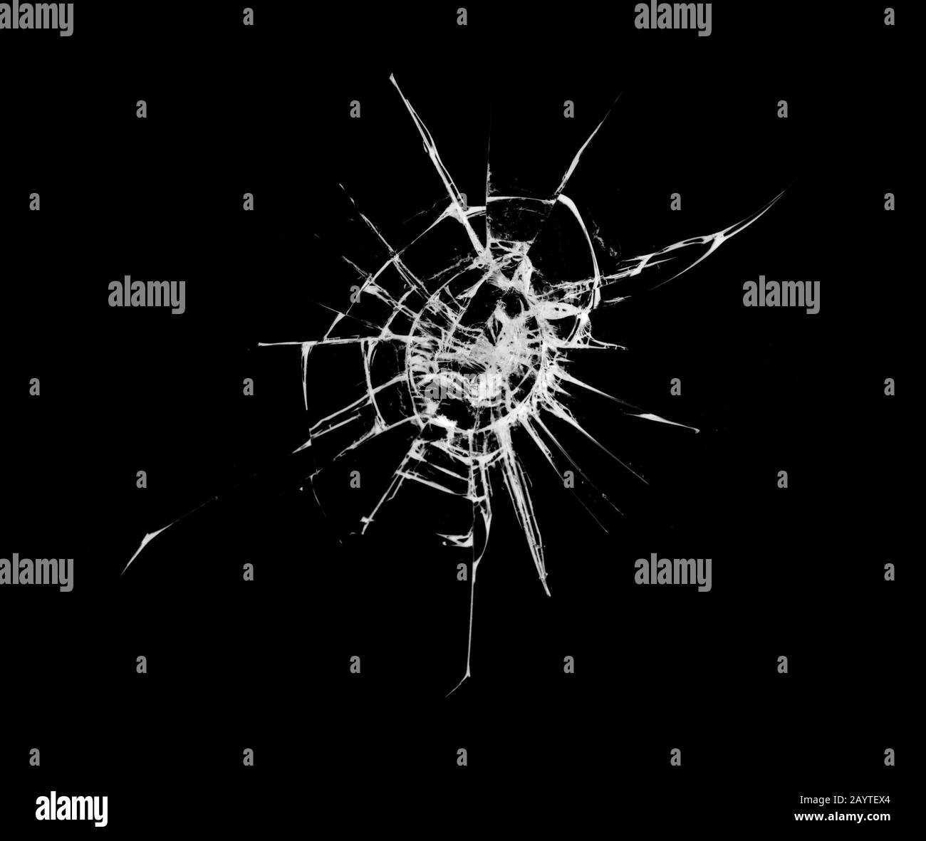 Vitre cassée sur vitre fissurée isolée sur fond noir. Concept de conception de fissures. Banque D'Images