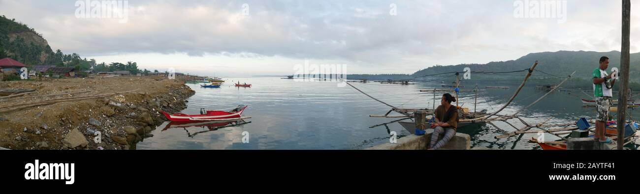 Banay Banay Banay, Davao Oriental, Philippines - Mars 2016 : prise de vue panoramique d'un village de pêcheurs avec des gens dans un bateau au quai. Banque D'Images