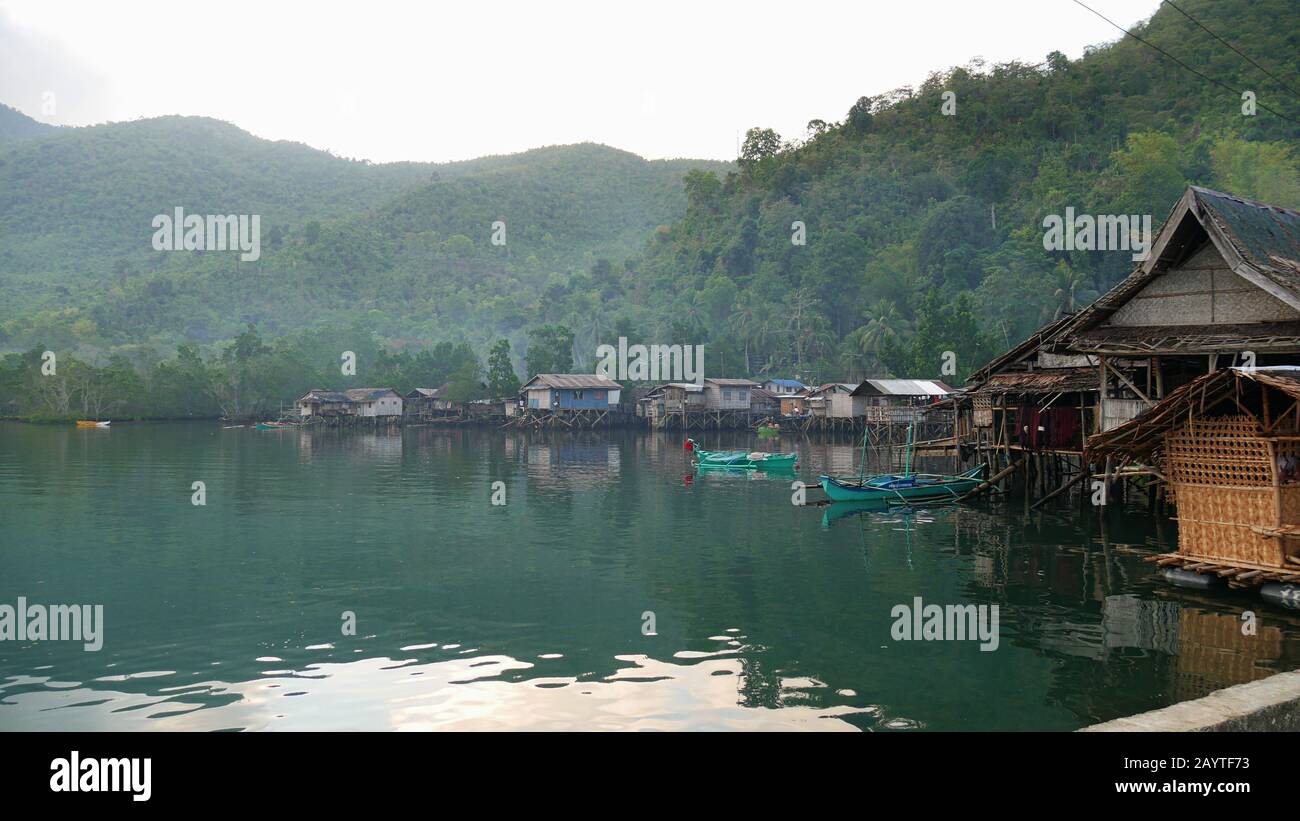 Banay Banay Banay, Davao Oriental, Philippines - Mars 2016 : gros plan du lagon avec maisons sur pilotis dans un village de pêcheurs, dans le sud des Philippines. Banque D'Images