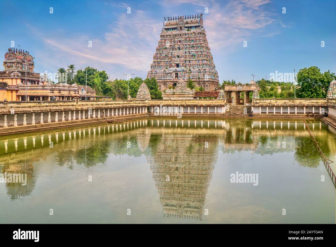 Une grande piscine d'eau reflétant la majestueuse tour du temple de Nataraja à Chidambaram, Tamil Nadu, Inde du Sud. Banque D'Images