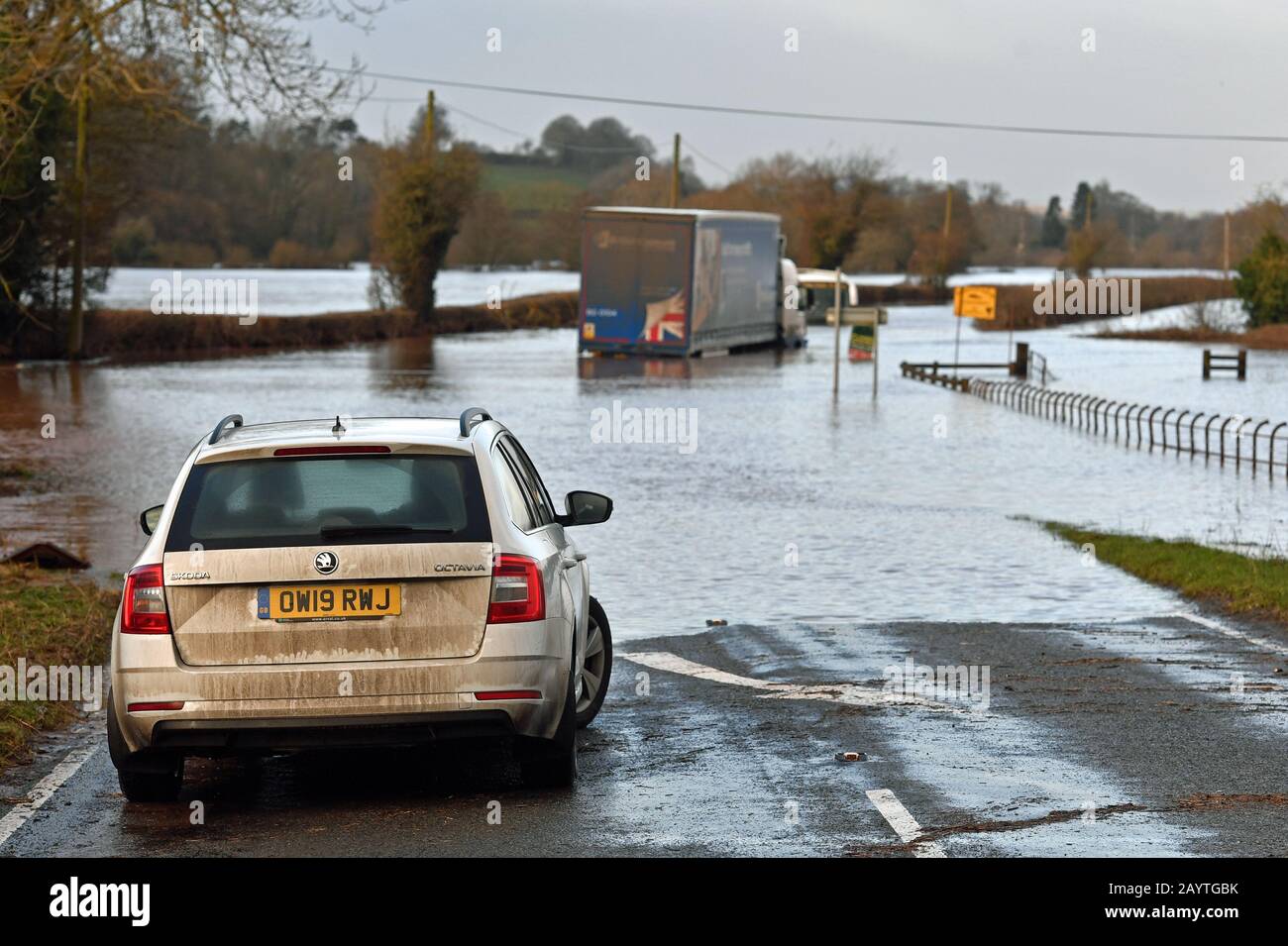 Un camion et un autocar immergés dans les eaux de crue de la rivière Teme sur l'A443 près de Lindridge, Worcestershire, alors que la suite de la tempête Dennis apporte une forte pluie et des inondations. Date De L'Image : Dimanche 16 Février 2020. Banque D'Images