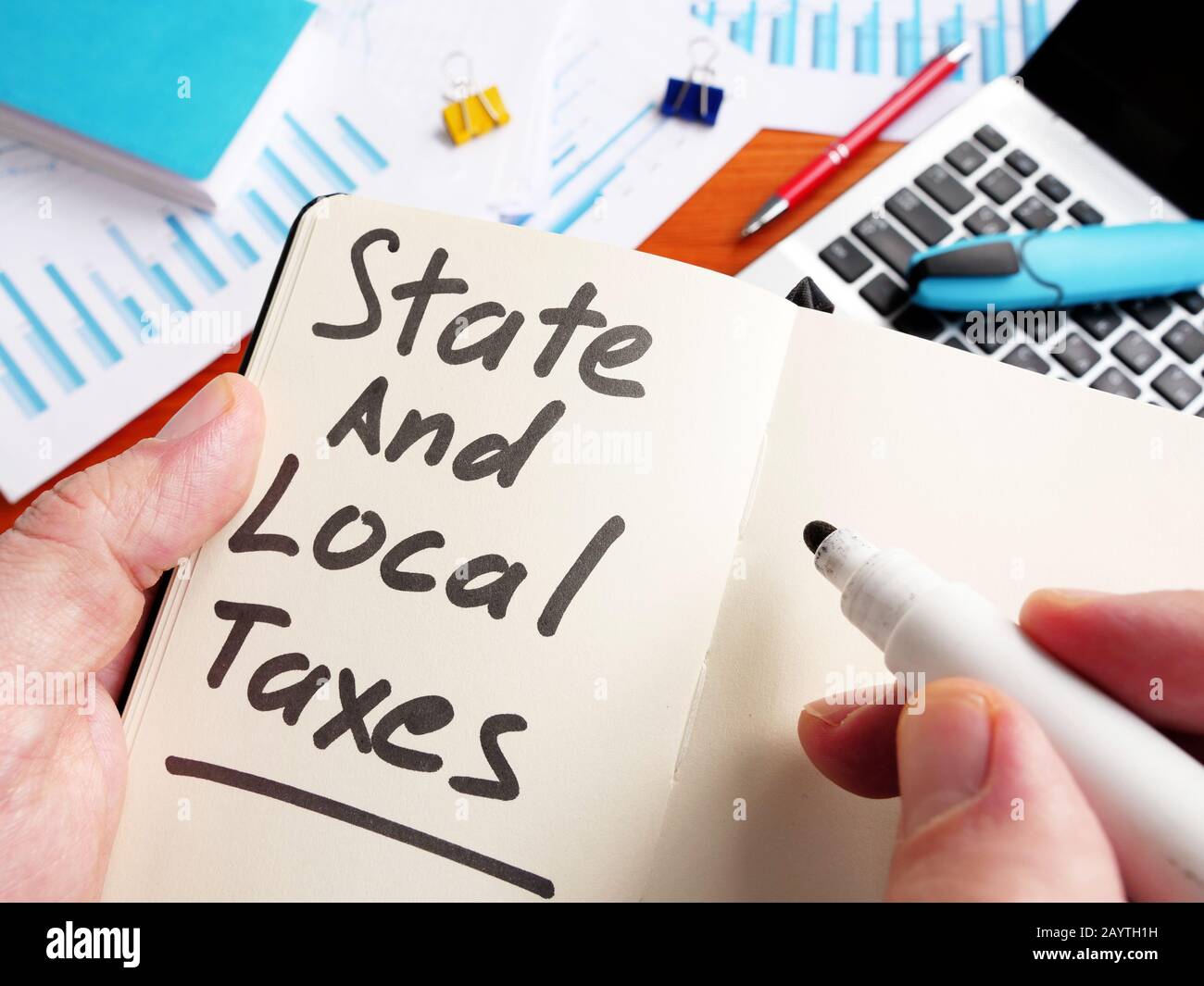 L'homme calcule les Taxes d'État et locales dans la note. Banque D'Images
