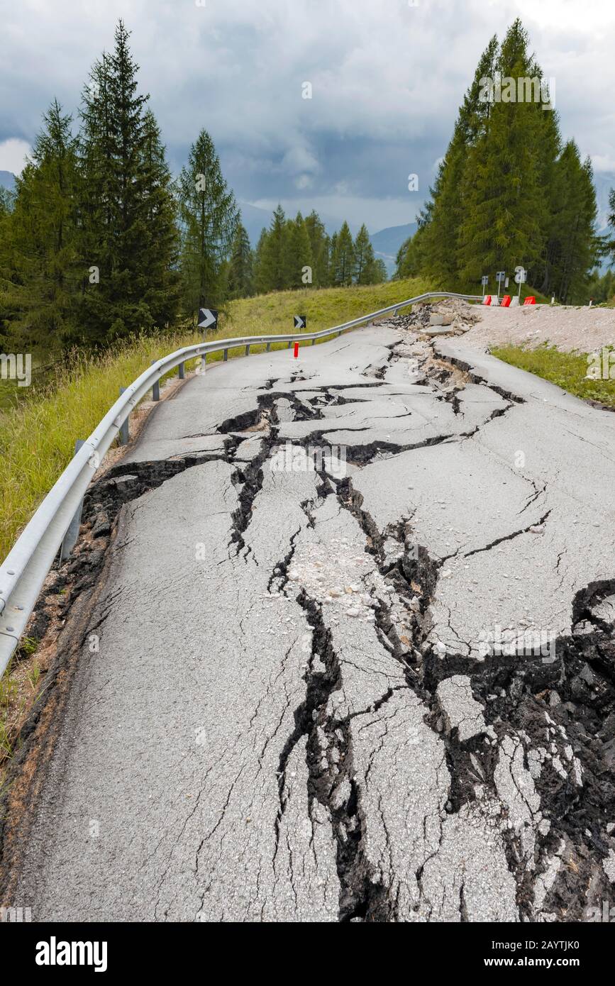 Dommages à la route, route brisée avec des fissures sur la surface de la route, chaussée cassée d'une route de montagne, Belluno, Italie Banque D'Images