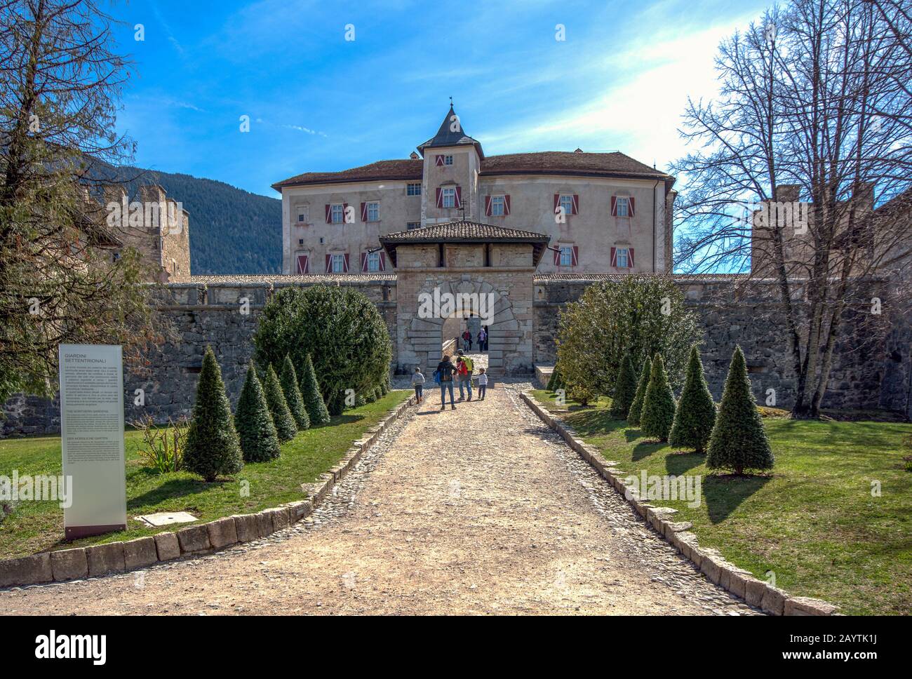 Castel Thun (ou Château de Thun) est un bastion médiéval monumental et austère de ton, Trentin-Haut-Adige dans le nord de l'Italie. Banque D'Images