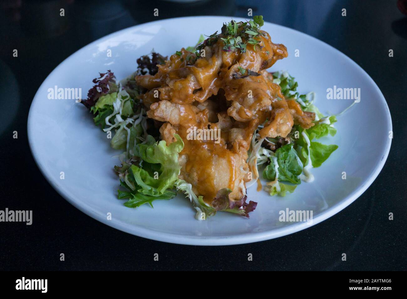 Crabe tempura servi avec sauce et feuilles de laitue. Repas japonais traditionnel, nourriture Banque D'Images