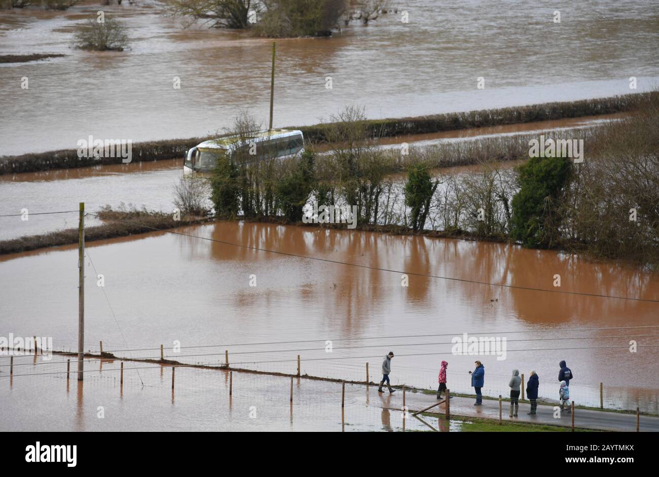 Un autocar immergé dans les eaux de crue de la rivière Teme sur l'A443 près de Lindridge, Worcestershire, alors que les suites de la tempête Dennis apporte de fortes précipitations et des inondations. Banque D'Images