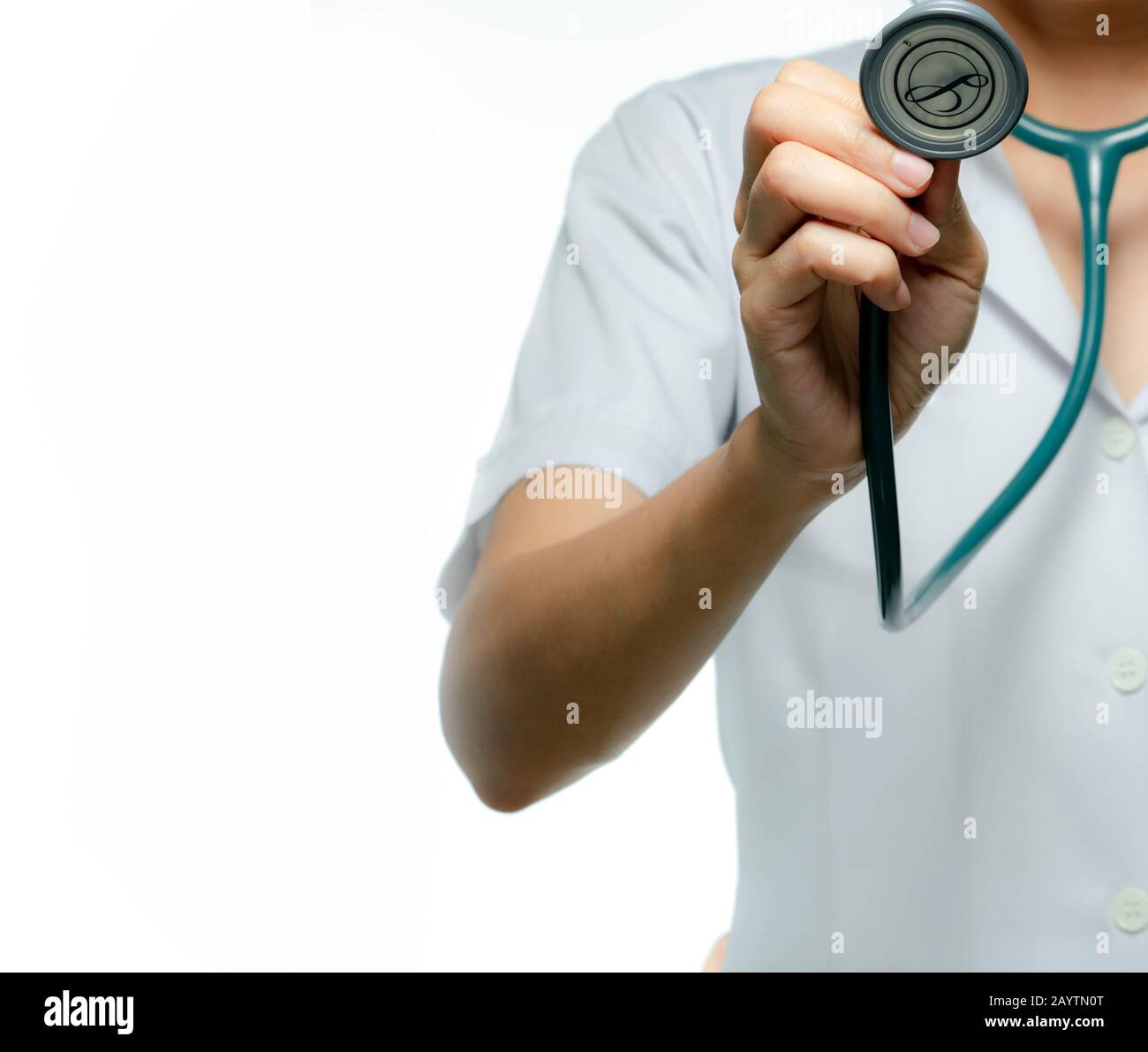 Le médecin ou l'infirmière asiatique portent un uniforme blanc de robe avec stéthoscope. Un stéthoscope pour le contrôle de la santé est à la disposition des professionnels de la santé. Santé Banque D'Images