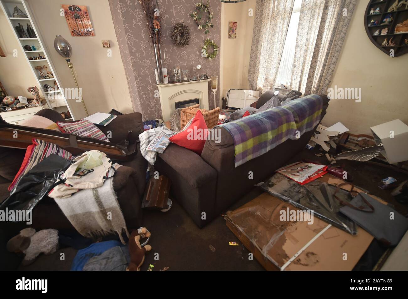 Inondation dans le salon de Rachel Cox au 37 Oxford Street, Nantgarw, dans le sud du Pays de Galles, où les résidents reviennent dans leur maison pour étudier et réparer les dommages dans la suite de la tempête Dennis. Banque D'Images