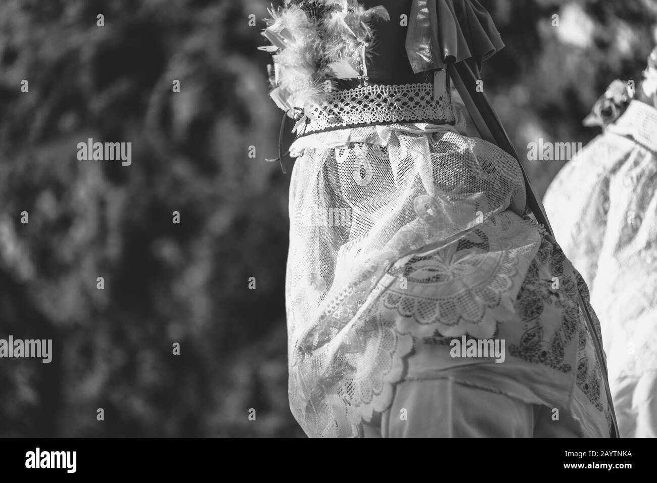 Ancien carnaval de Sauris. Masques en bois traditionnels. Noir et blanc. Italie Banque D'Images