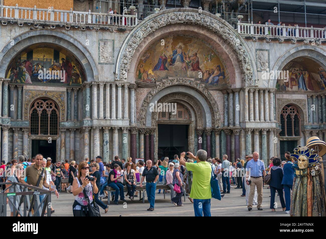 Venise, Italie - 27 septembre 2013 : les touristes sur la place Saint Marc en face de la cathédrale St Marc prennent des photos et s'amusent Banque D'Images
