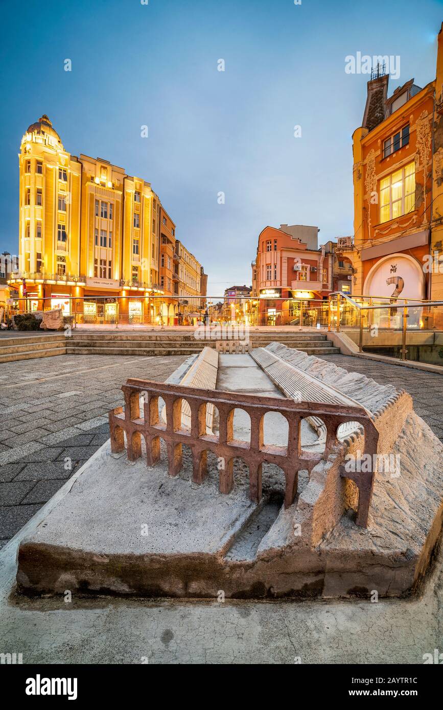 Centre de la ville de Plovdiv avec le modèle de l'ancien stade romain en face Banque D'Images
