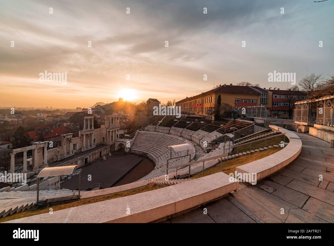 Bulgarie, Plovdiv. Coucher de soleil au coucher du soleil sur l'amphithéâtre romain dans la plus ancienne ville d'Europe Banque D'Images