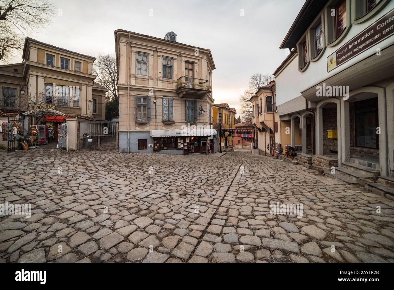 Plovdiv, Bulgarie - 10 février 2020: Boutique traditionnelle d'antiquités située dans la vieille partie de la ville. Banque D'Images