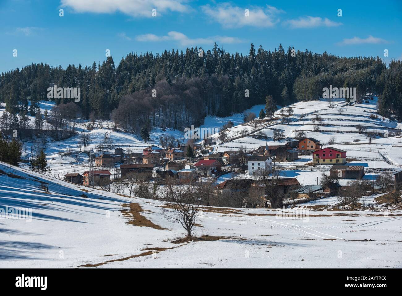 Matin d'hiver au village bulgare Krastava dans la montagne de Rhodope Banque D'Images