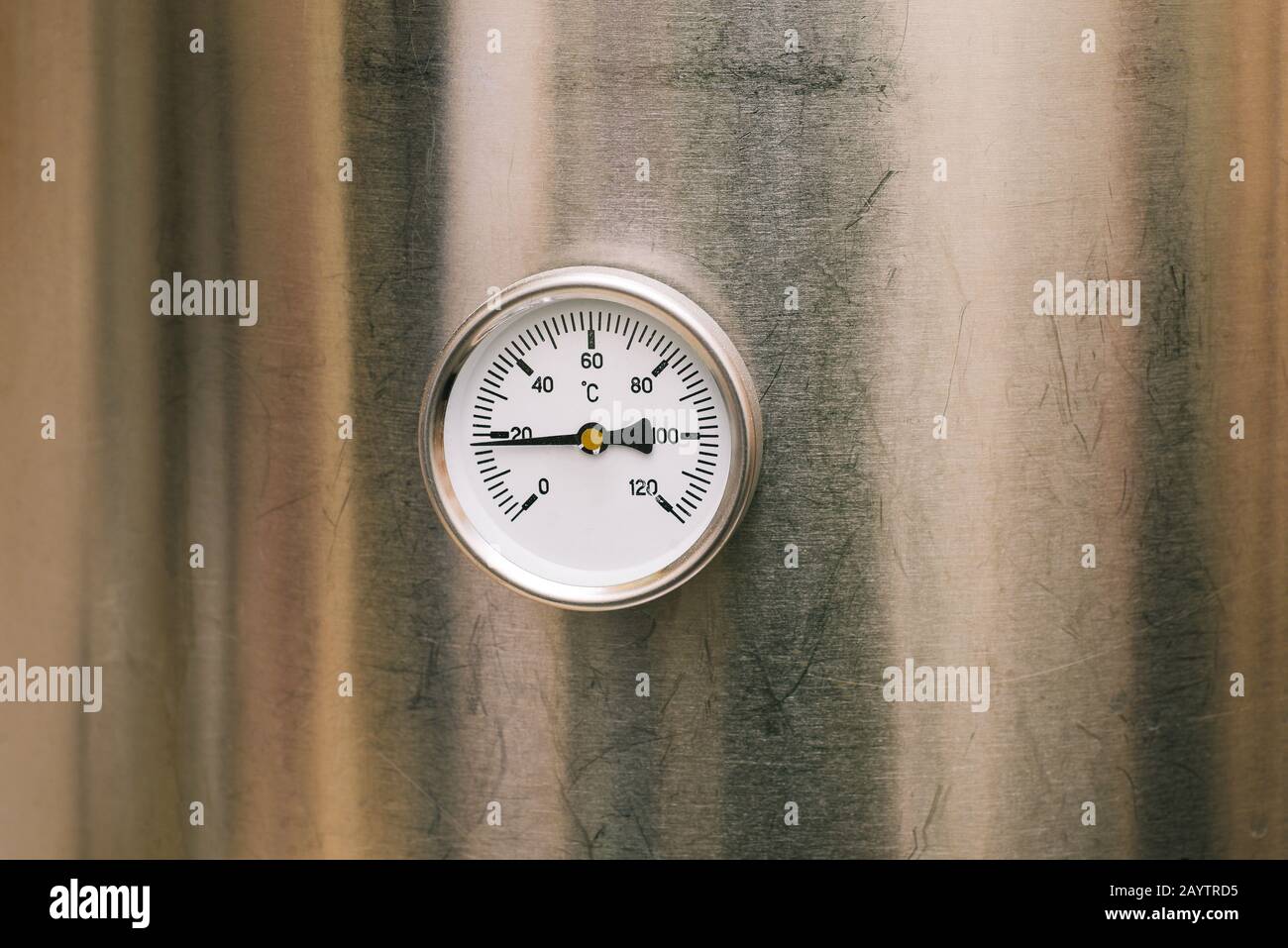 Un thermomètre industriel est monté sur une chaudière en acier inoxydable. Eau  froide chauffée. Capteur de température. Composants de l'équipement de  chauffage Photo Stock - Alamy