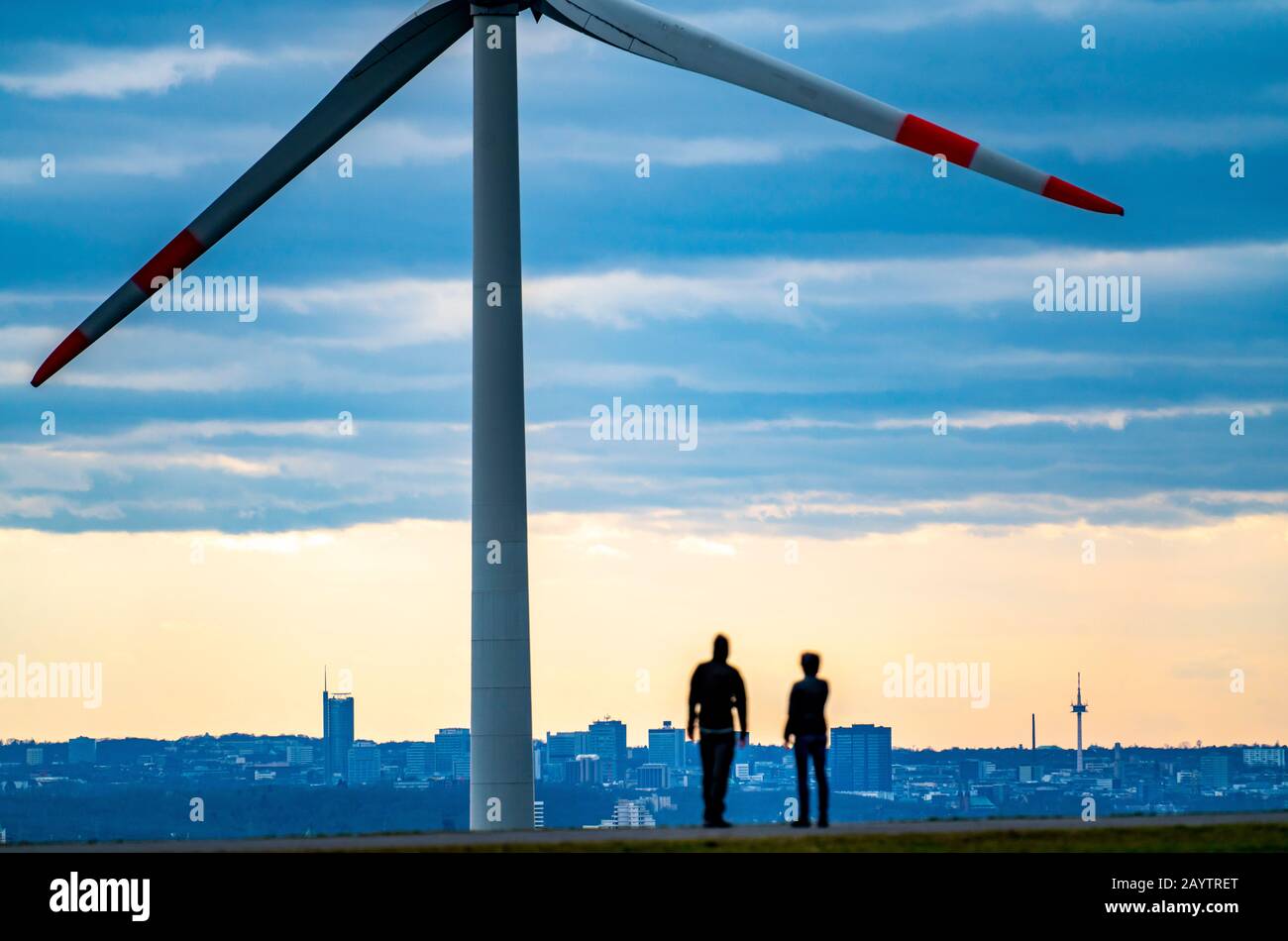 Walker sur le tas de scories de Hoheward à Herten, centrale éolienne sur le tas de scories de Hoppenbruch, vue sur les gratte-ciel d'Essen, NRW, Allemagne Banque D'Images