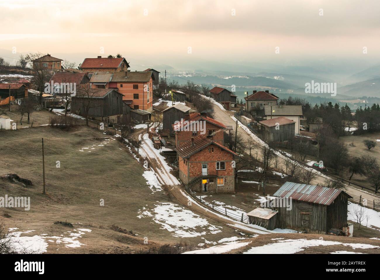 Matin au village bulgare Avramovo en hiver Rhodope montagne Banque D'Images