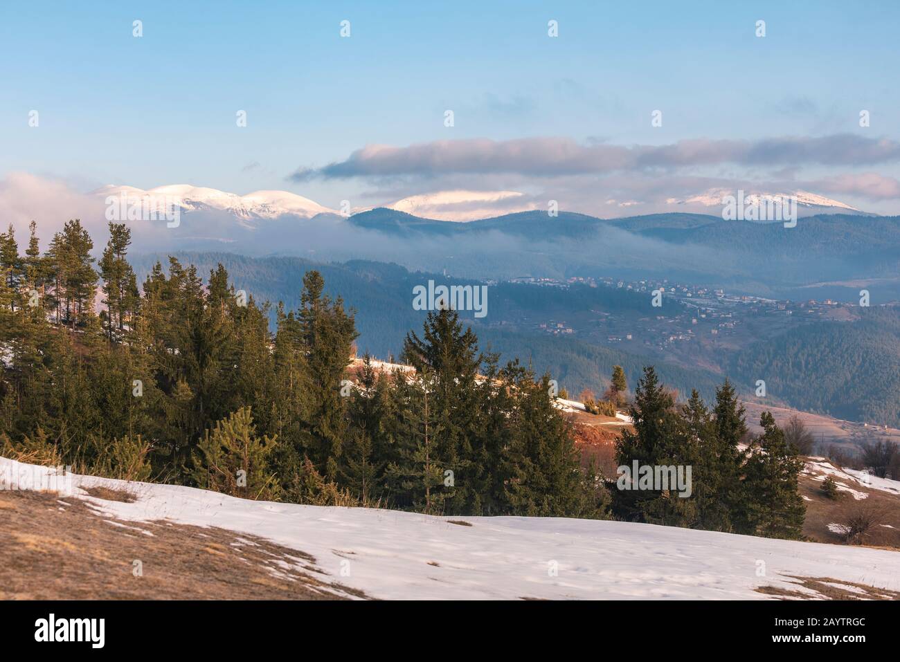 Hiver aux montagnes de Rhodope, Bulgarie devant les sommets enneigés de Rila Banque D'Images