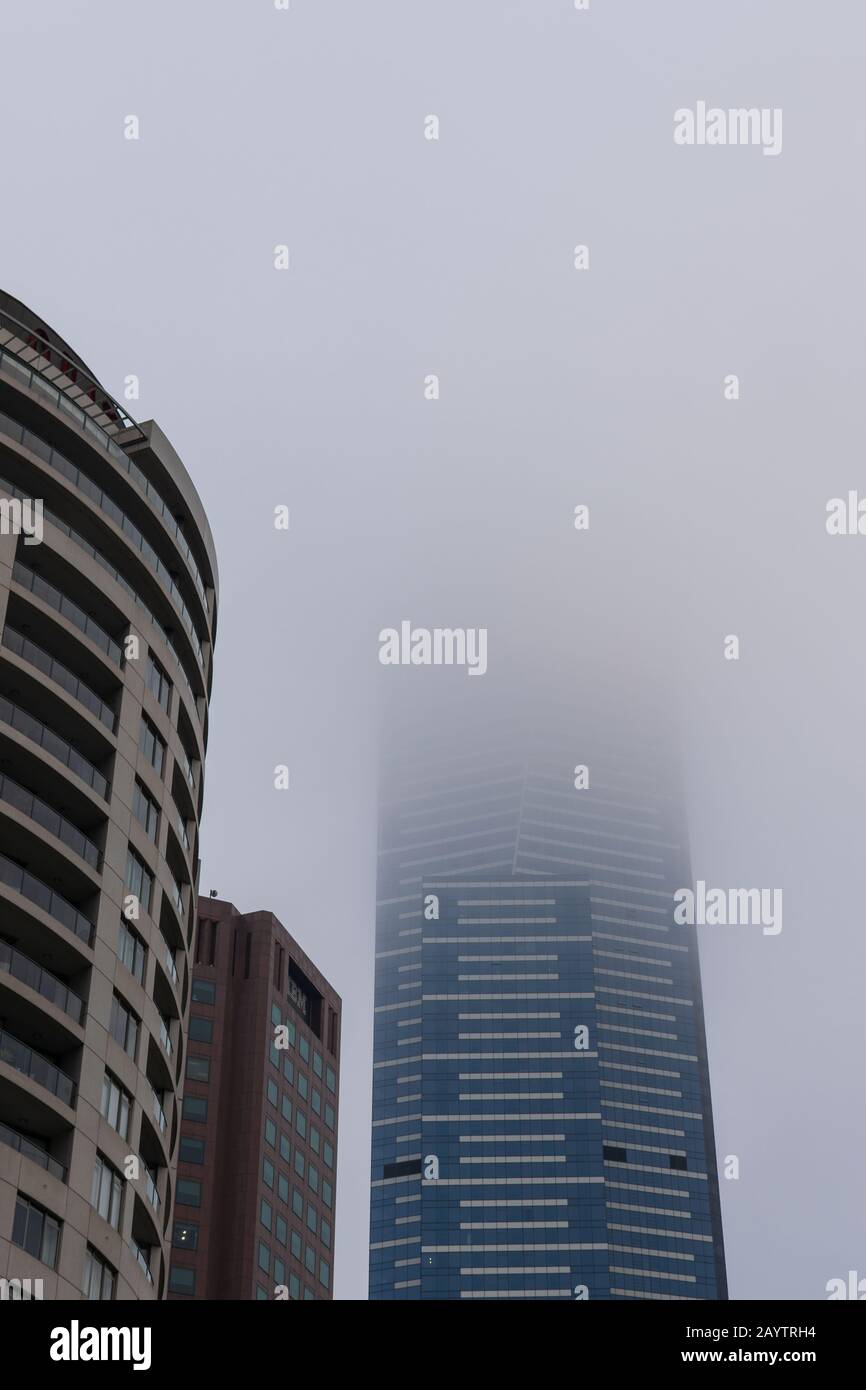 Melbourne, Australie - 14 avril 2019 : regarder la tour Eureka couverte de brouillard. Banque D'Images