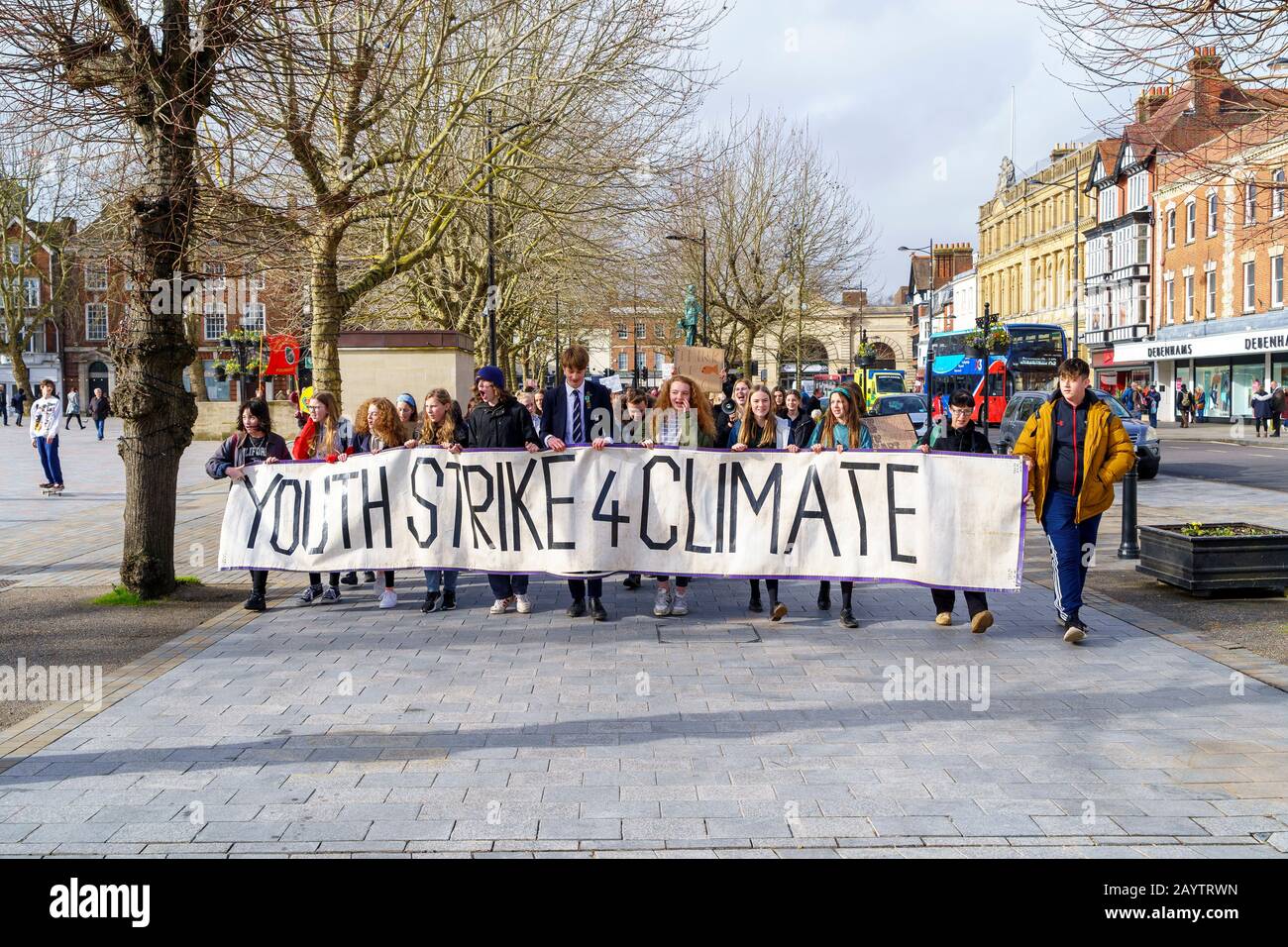Les enfants d'école lors d'une petite grève des jeunes pour la manifestation sur le changement climatique tiennent leur bannière et leurs pancartes Banque D'Images
