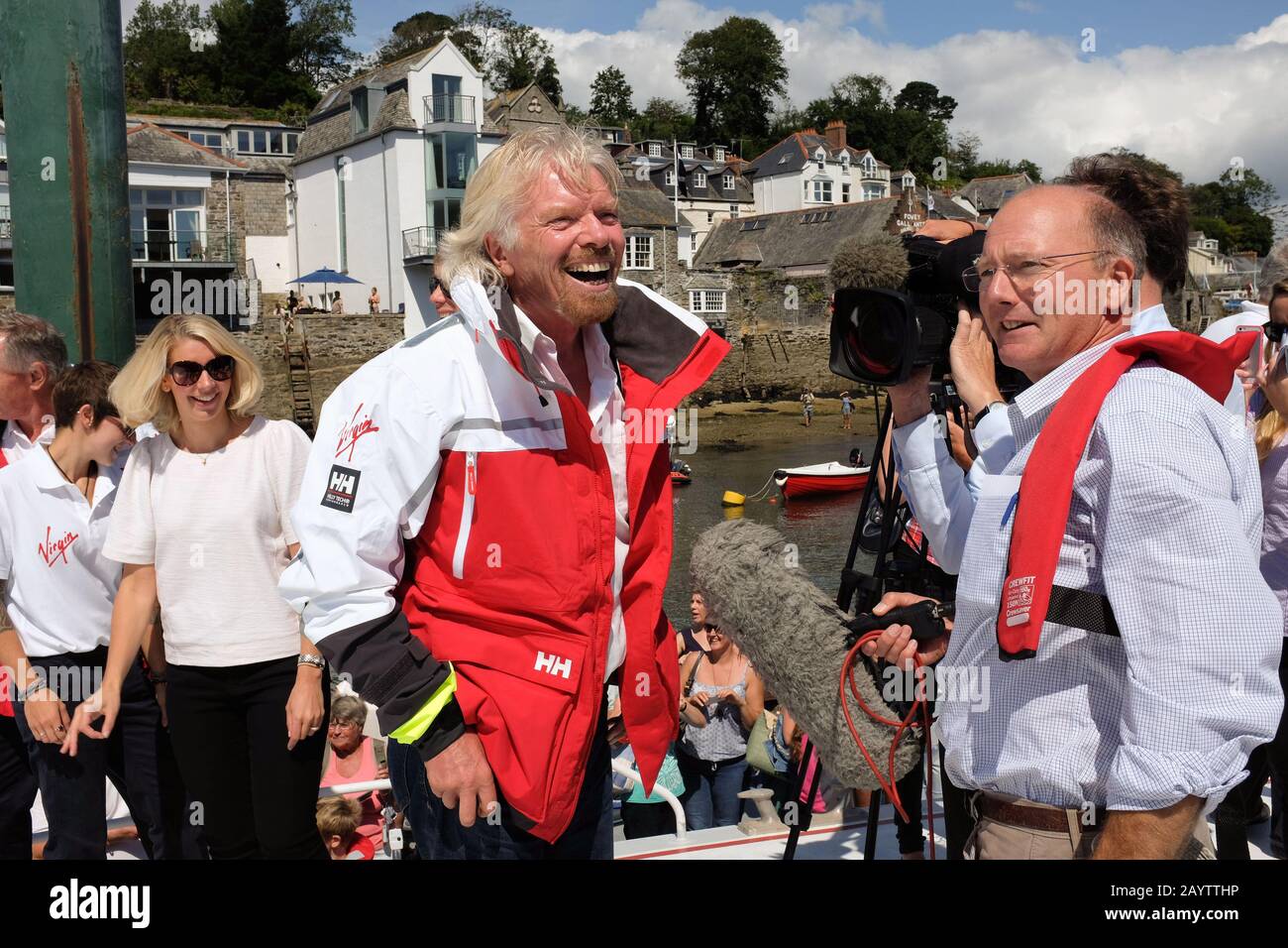 Sir Richard Branson, entrepreneur milliardaire britannique, a rencontré des fans et signé des autographes lors de la réunion de l'équipage du Challenger II de Virgin Atlantic à Fowey. Banque D'Images