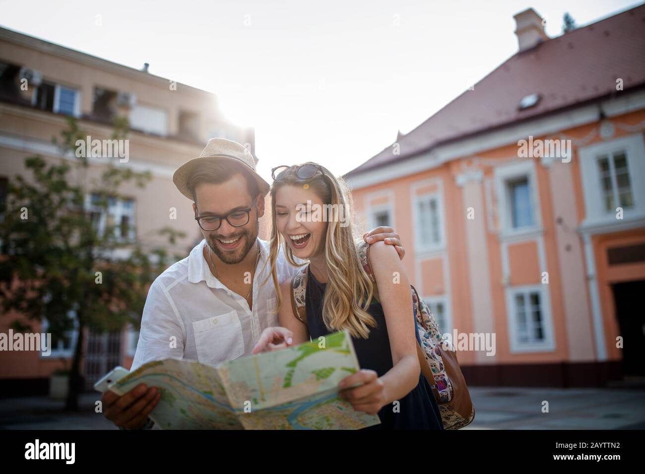 Vacances d'été, les rencontres, l'amour et du tourisme concept. Smiling couple dans la ville Banque D'Images