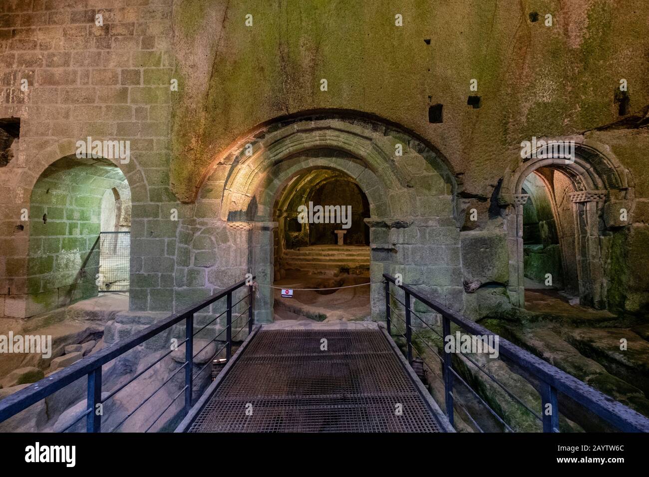 Sepulcros antropomorfos,iglesia del monasterio de San Pedro de Rocas, Esgos, Ribeira Sacra, Ourense, Galice, Espagne. Banque D'Images