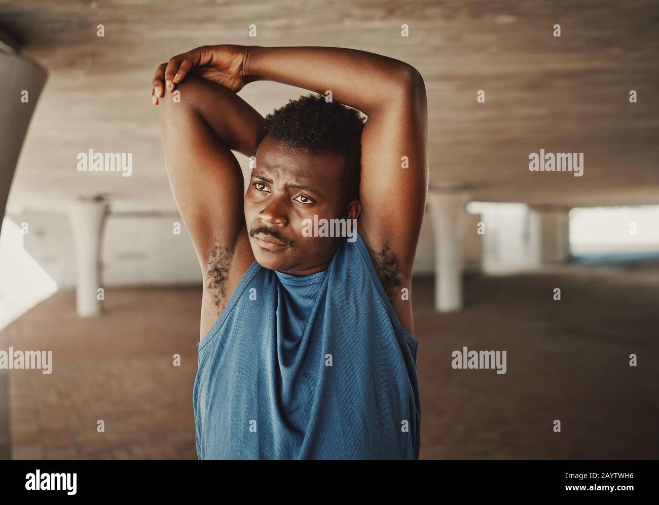 Portrait d'un jeune homme africain américain qui s'étire les mains avant de  courir à l'extérieur en regardant loin Photo Stock - Alamy