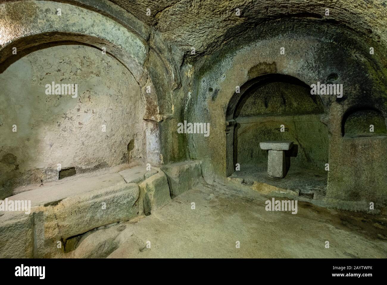 Sepulcros antropomorfos,iglesia del monasterio de San Pedro de Rocas, Esgos, Ribeira Sacra, Ourense, Galice, Espagne. Banque D'Images