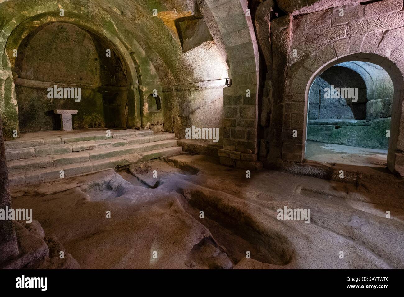 Sepulcros antropomorfos,iglesia del monasterio de San Pedro de Rocas, Esgos, Ribeira Sacra, Ourense, Galice, Espagne. Banque D'Images