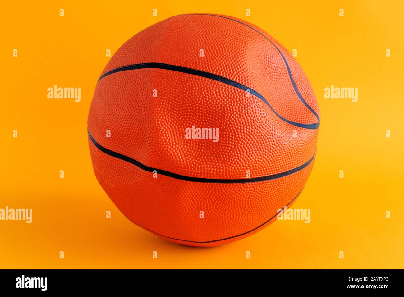 Comment Dégonfler Un Ballon De Basket Deflated basketball Banque de photographies et d'images à haute résolution  - Alamy