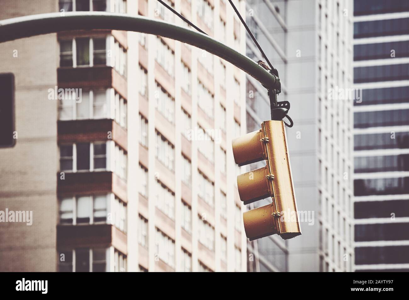 Feu de circulation à New York City, mise au point sélective, virage couleur appliqué, États-Unis. Banque D'Images