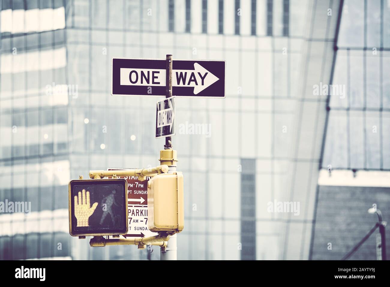 Panneau de signalisation unidirectionnel avec bâtiment moderne en arrière-plan, mise au point sélective, couleur appliquée, New York City, États-Unis. Banque D'Images