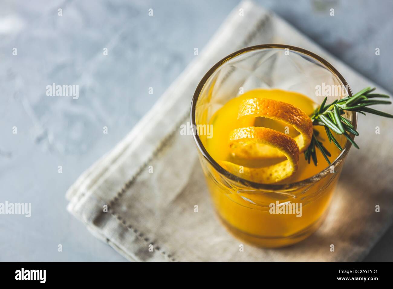 Cocktail de bourbon de miel avec sirop simple au romarin ou boisson de cocktail aigre au whisky maison avec zeste d'orange et de romarin Banque D'Images